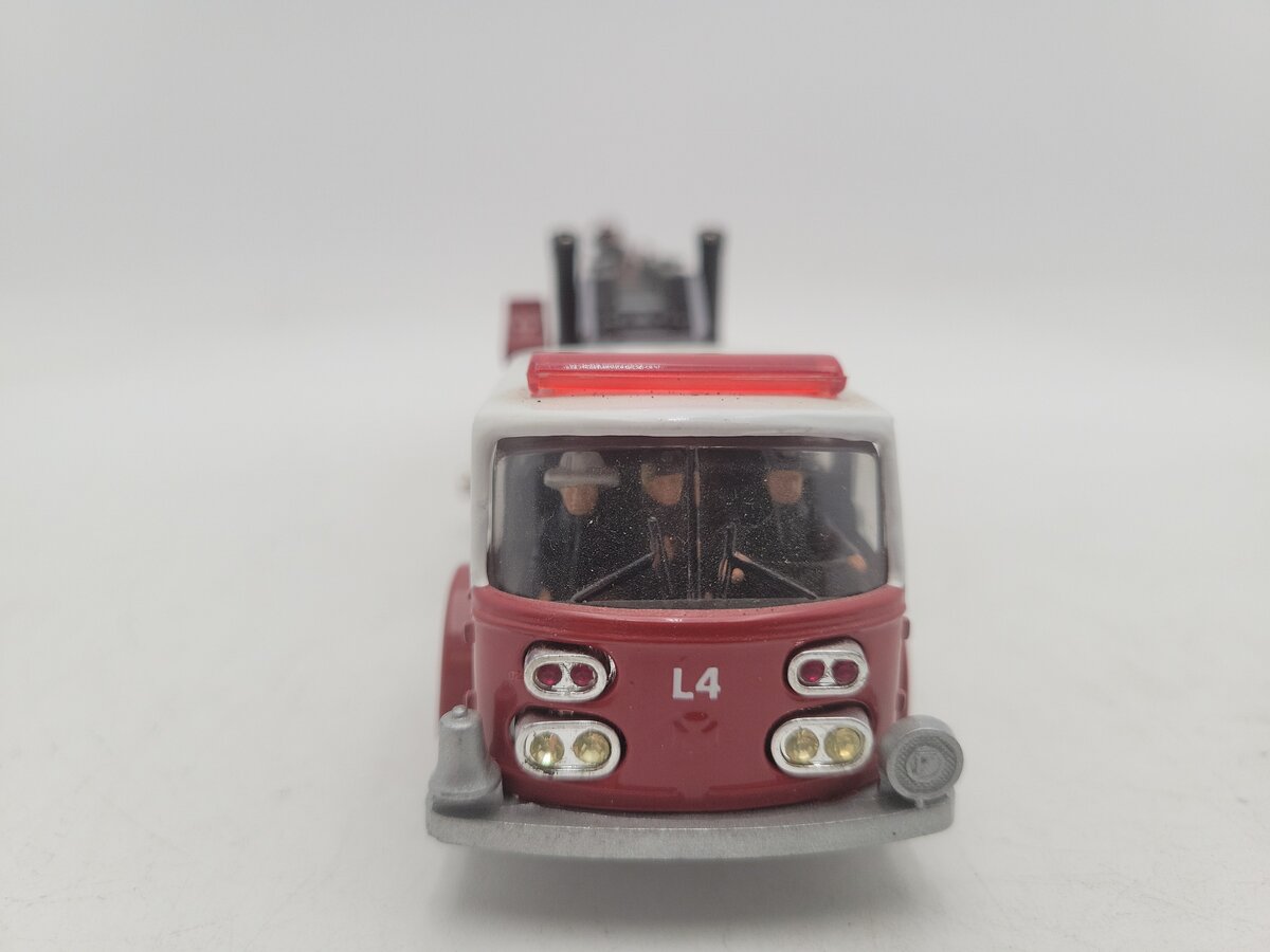 Corgi 97321 1:50 American LaFrance Aerial Ladder Truck VG
