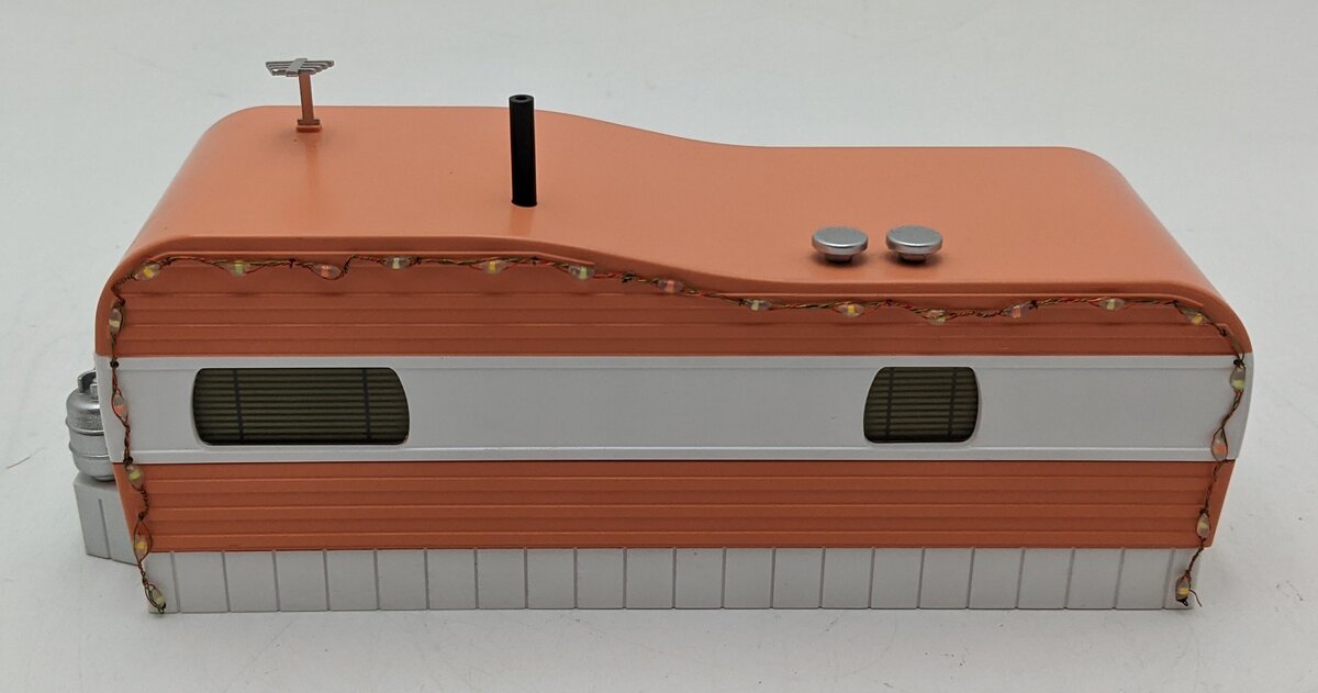 MTH 30-90579 O RailKing Stainless Mobile Home w/ LED Xmas Lights Salmon & White LN/Box