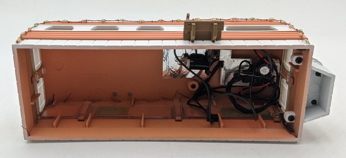 MTH 30-90579 O RailKing Stainless Mobile Home w/ LED Xmas Lights Salmon & White LN/Box