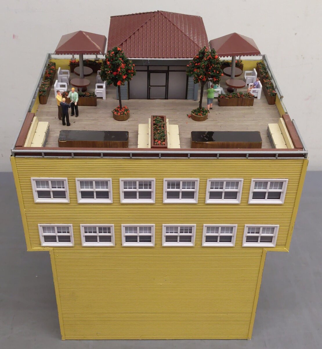 Menards 279-4427 O Scale County Suites Hotel VG/Box