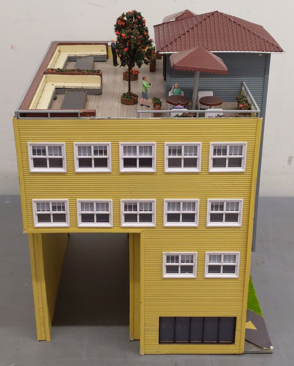 Menards 279-4427 O Scale County Suites Hotel VG/Box