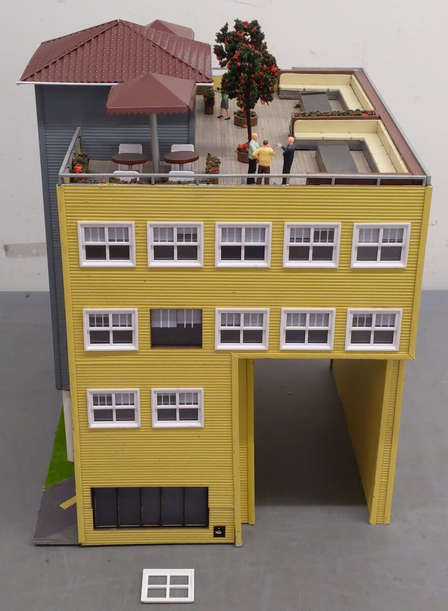 Menards 279-4427 O Scale County Suites Hotel VG/Box