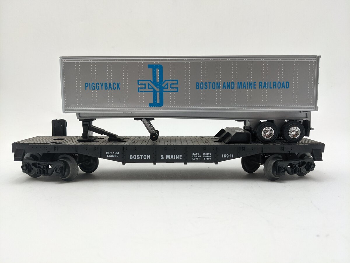 Lionel 6-16911 O Gauge Boston & Maine Flatcar with Piggyback Trailer EX
