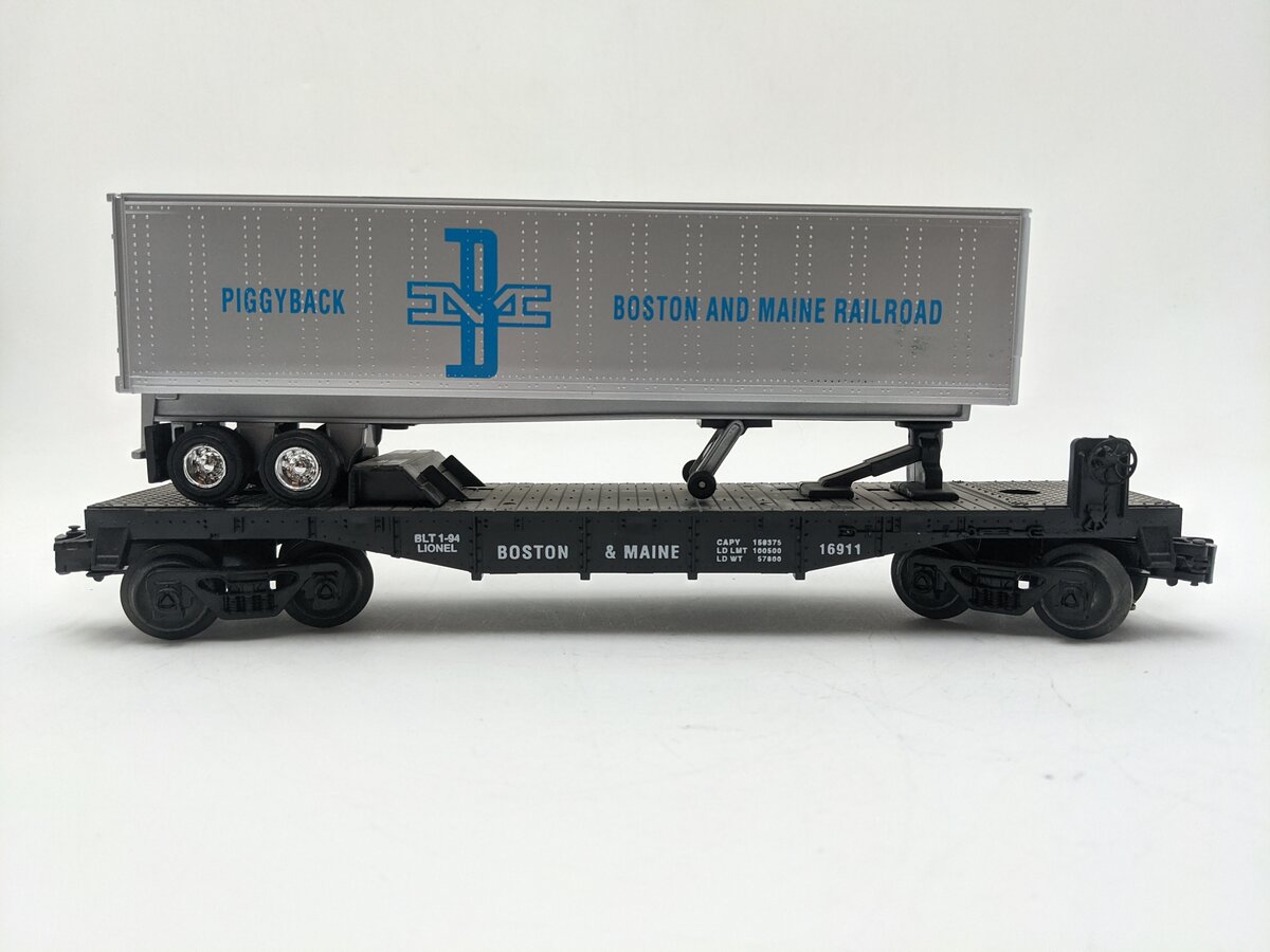 Lionel 6-16911 O Gauge Boston & Maine Flatcar with Piggyback Trailer EX