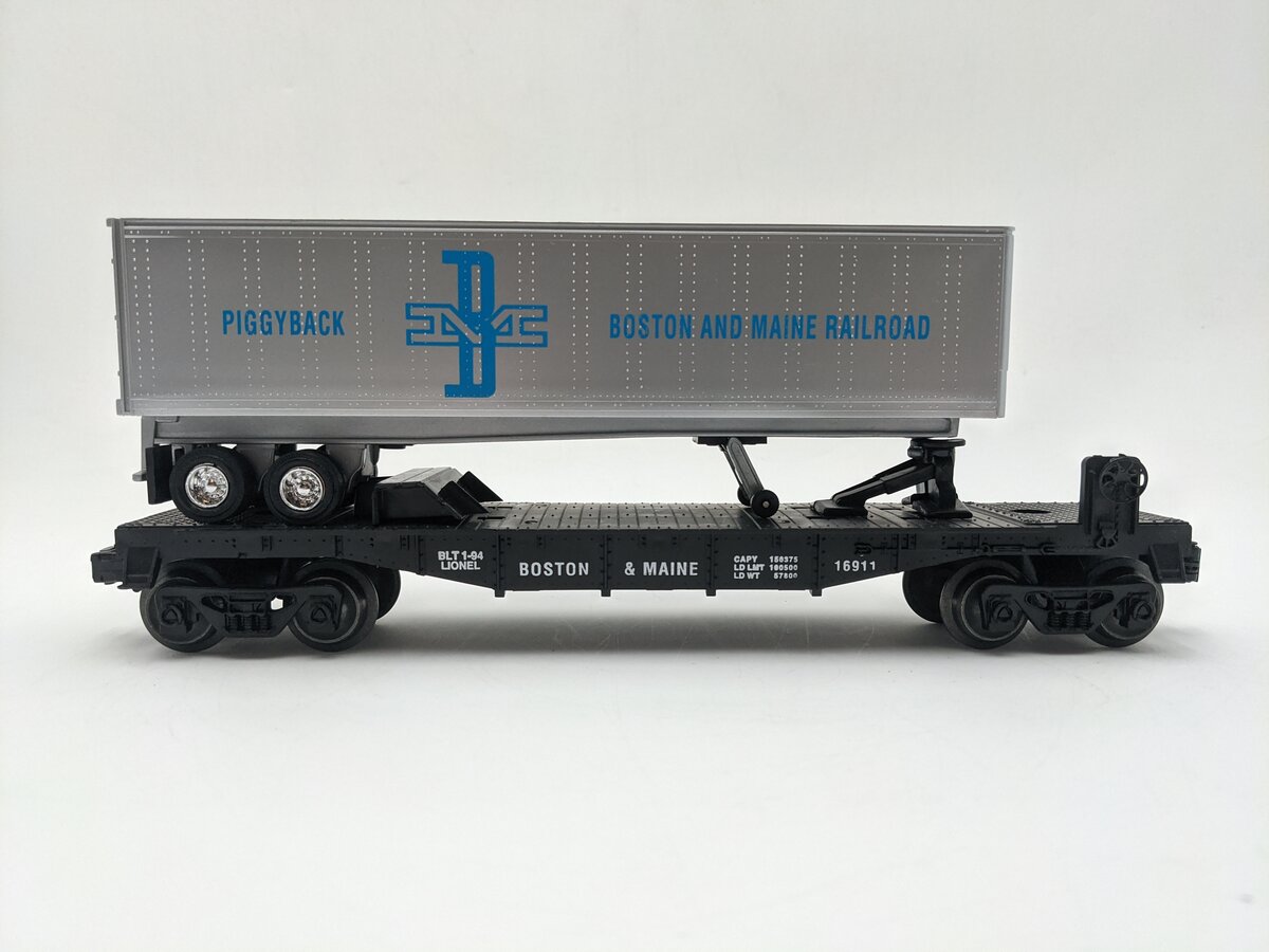 Lionel 6-16911 O Gauge Boston & Maine Flatcar with Piggyback Trailer EX