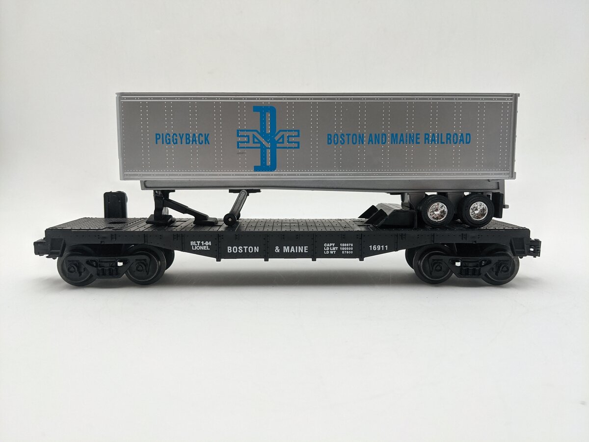 Lionel 6-16911 O Gauge Boston & Maine Flatcar with Piggyback Trailer EX