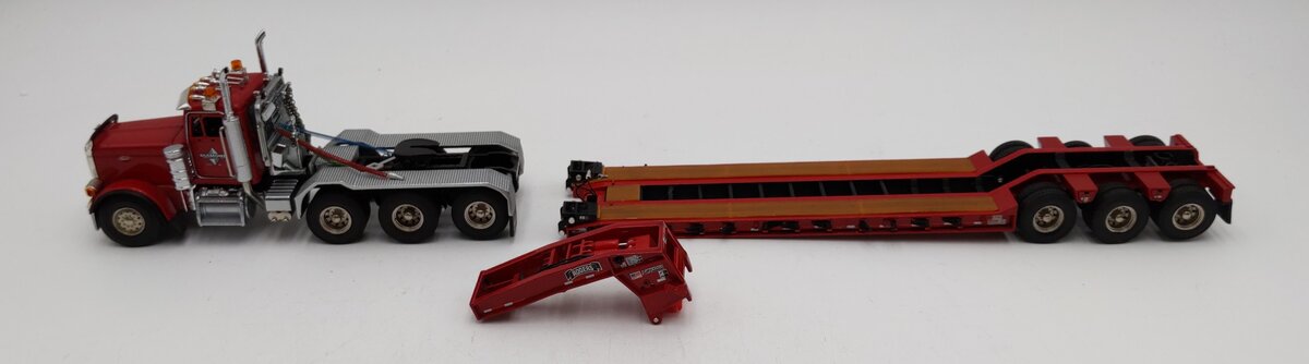 First Gear 1:50 Scale Peterbilt 379 3-axle semi-tractor W/ Rogers lowboy trailer VG