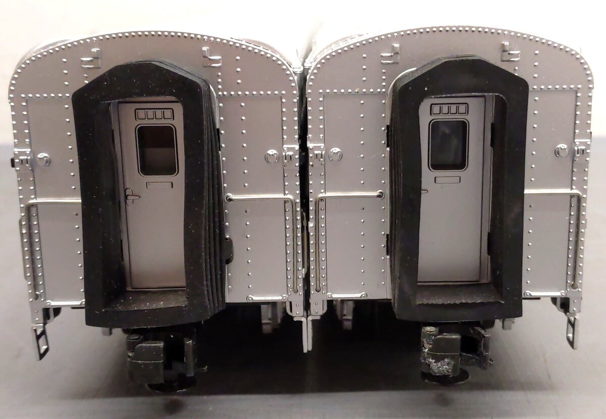 MTH 20-80004E O BNSF 70' Streamlined Sleeper/Diner Passenger Set (Set of 2) VG