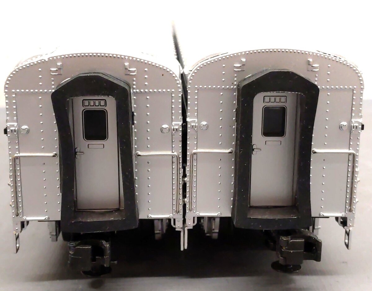 MTH 20-80004E O BNSF 70' Streamlined Sleeper/Diner Passenger Set (Set of 2) VG