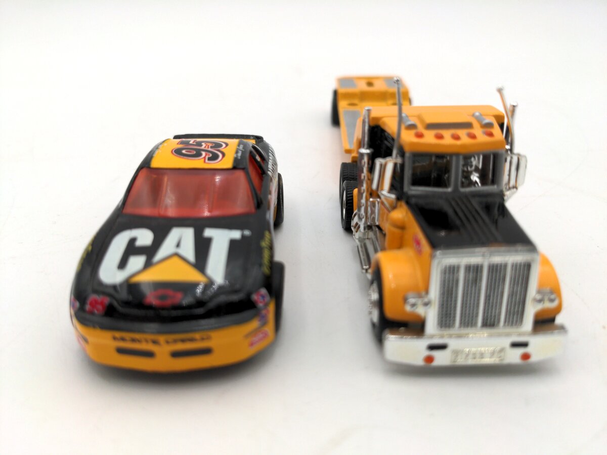 Matchbox 1:80 Scale 1981 Peterbilt Tractor Trailer W/ Car VG