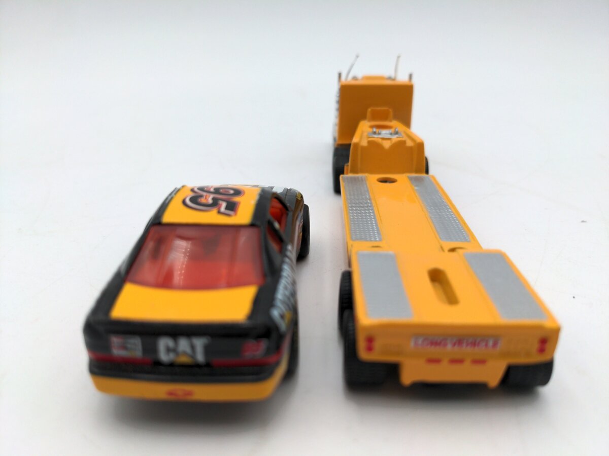 Matchbox 1:80 Scale 1981 Peterbilt Tractor Trailer W/ Car VG