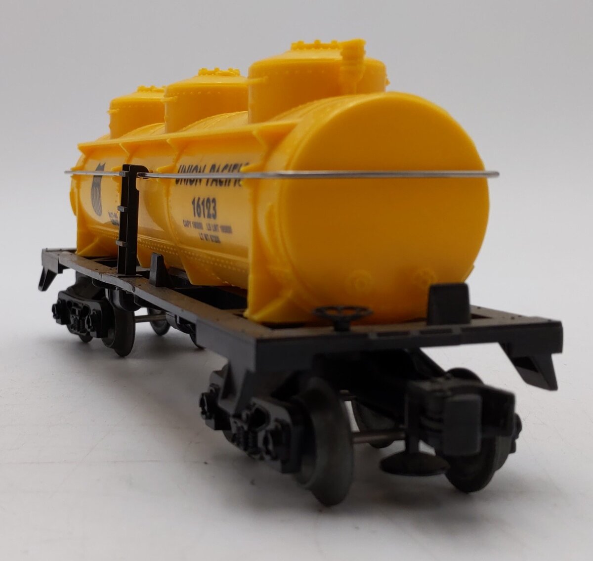 Lionel 6-16123 O Gauge Union Pacific Triple Dome Tank Car LN/Box