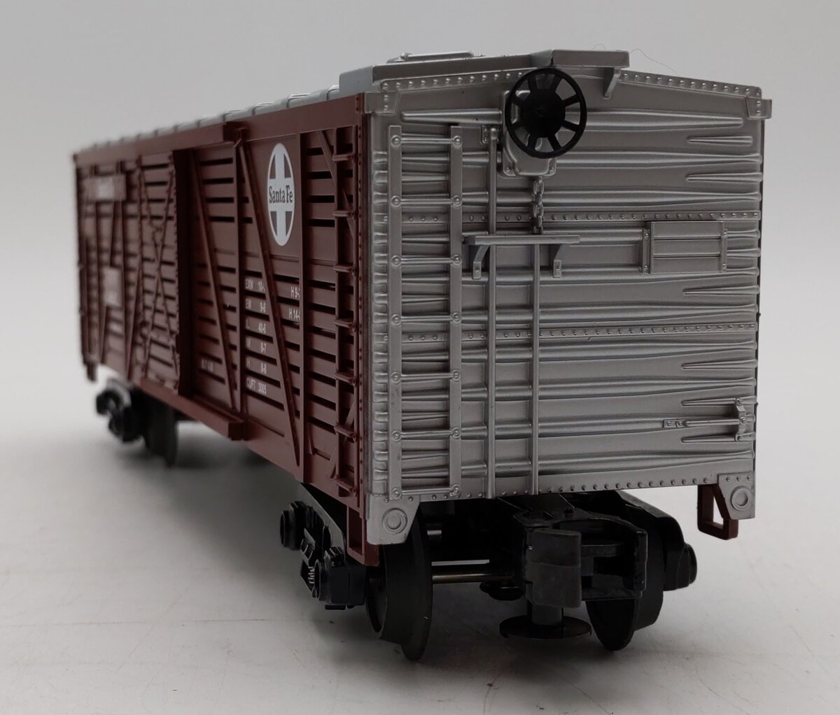 MTH 33-7704 O Gauge Santa Fe Stock Car #26427 LN/Box