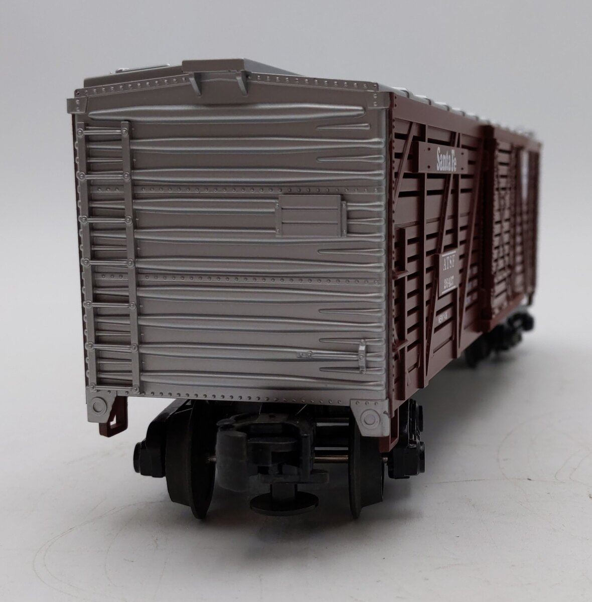 MTH 33-7704 O Gauge Santa Fe Stock Car #26427 LN/Box