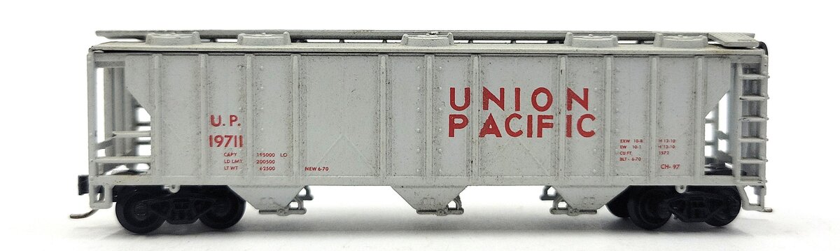 Atlas 3720 N Scale Union Pacific 3-Bay Covered Hopper #19711 LN/Box