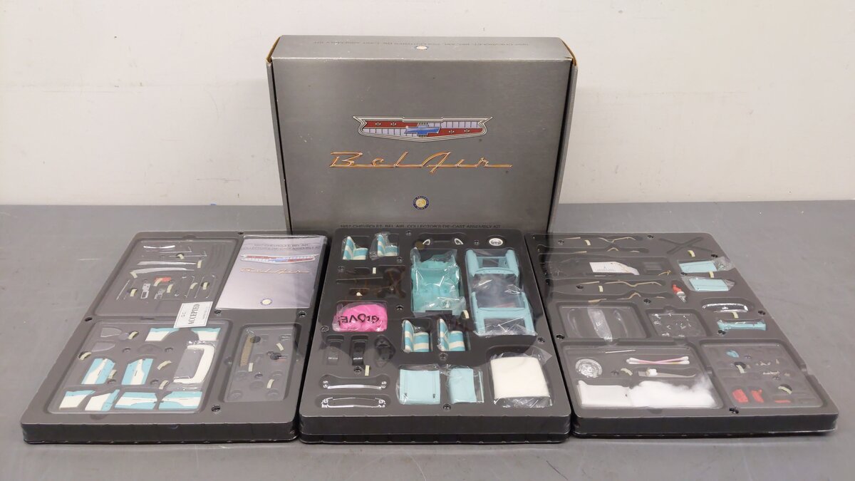 Franklin Mint 1:24 1957 Chevrolet Bel Air Hardtop & Convertible Car Kit EX/Box