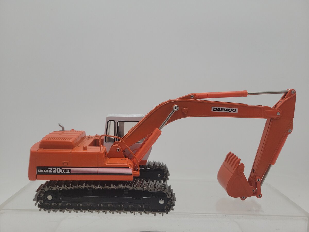 Daewoo 220 1:40 Scale Solar 220LC-III Excavator Diecast Model EX/Box