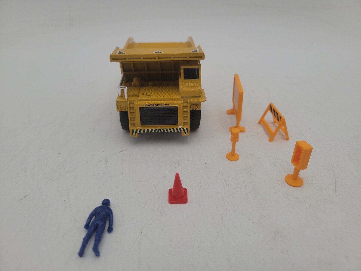 Shinsei M-22 1:90 Scale Caterpillar 777 Dump Truck W/1 Figure & Accessories NIB