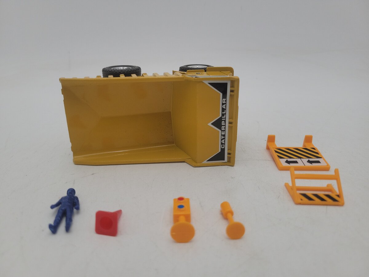 Shinsei M-22 1:90 Scale Caterpillar 777 Dump Truck W/1 Figure & Accessories NIB