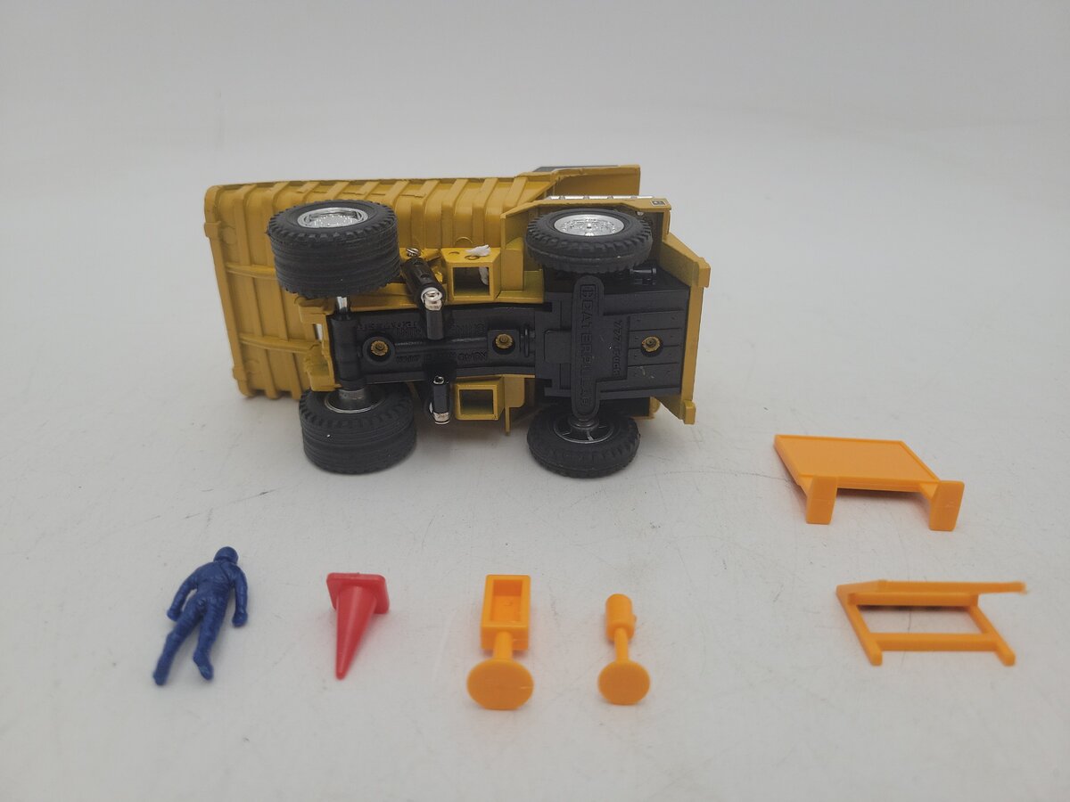 Shinsei M-22 1:90 Scale Caterpillar 777 Dump Truck W/1 Figure & Accessories NIB