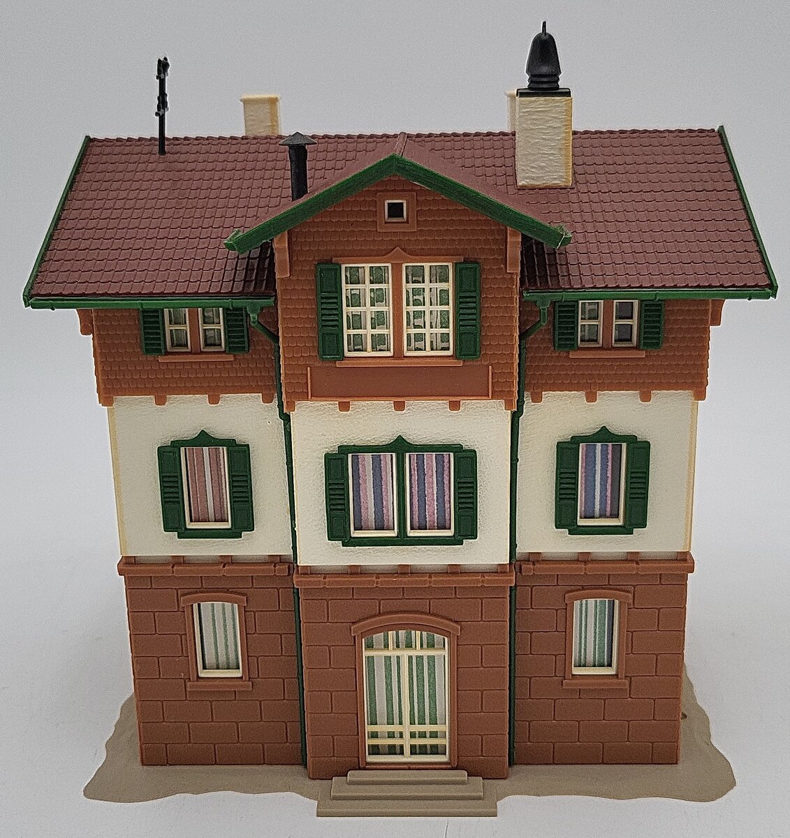 Vollmer 3704 HO Scale Sport Hotel - Assembled EX