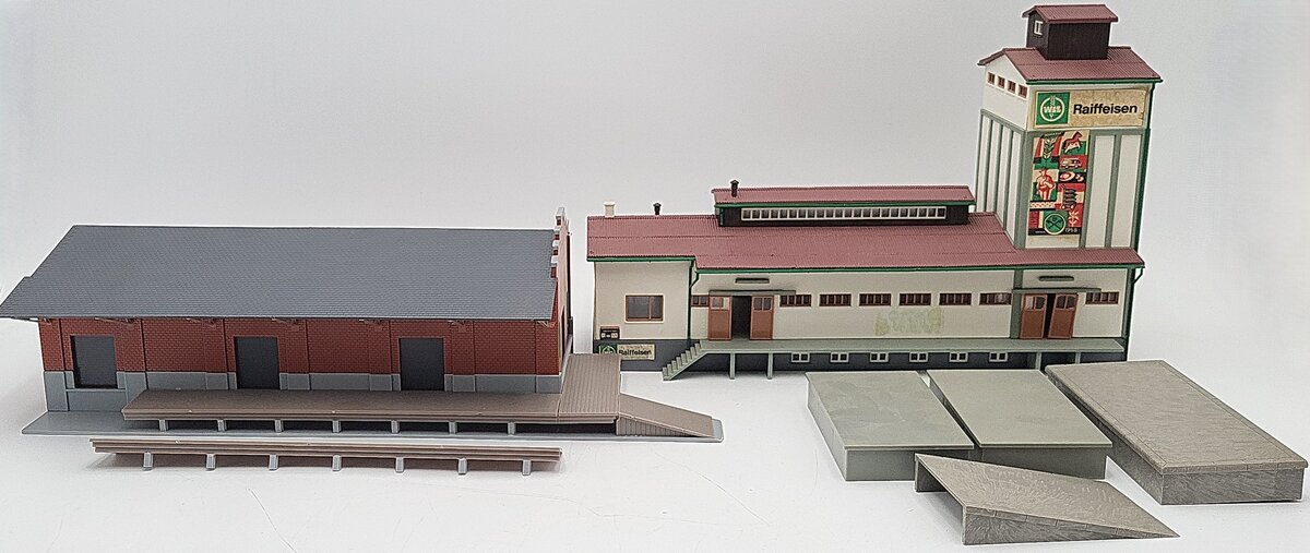 Kibri & Other HO Scale Assorted Asembled Buildings: G464 [2] EX