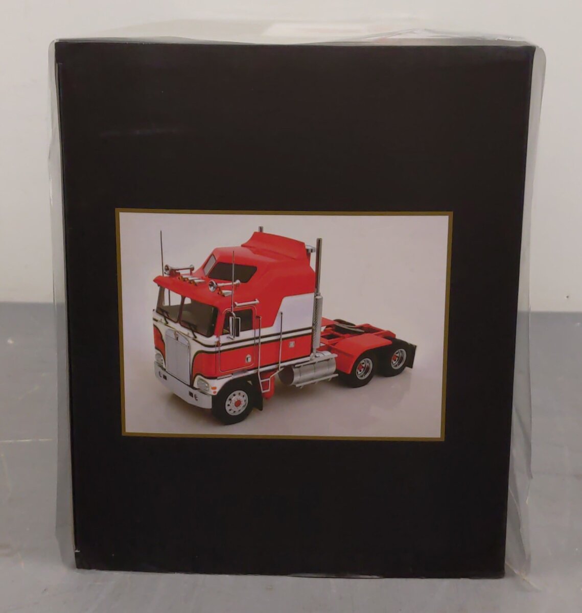 Road Kings 1:18 Kenworth K100 Aerodyne 1976 (Red and White) MT/Box