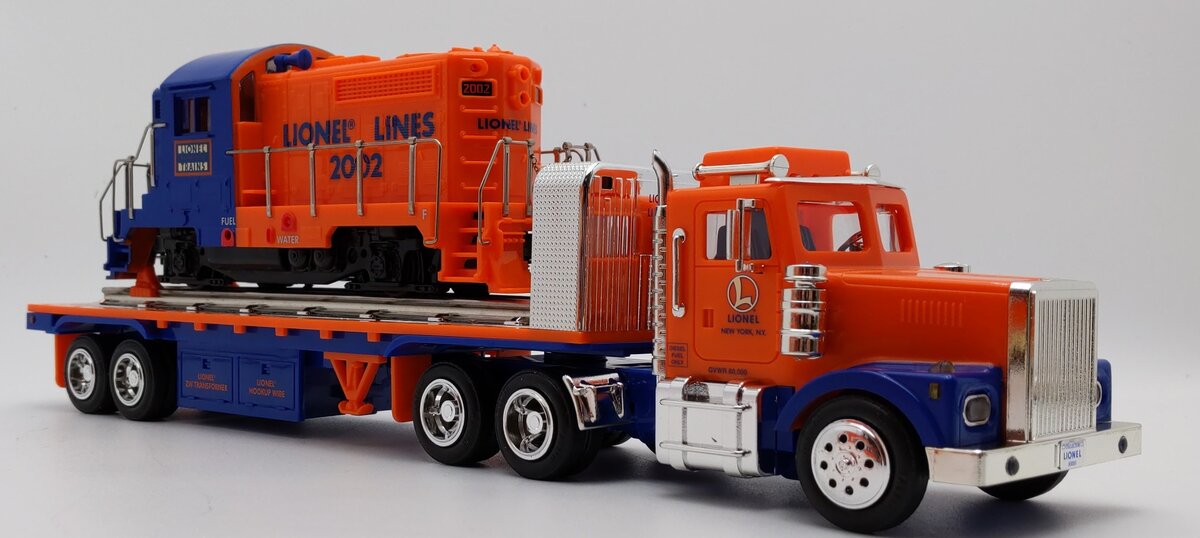 Lionel TMT-18416 LT-702 Lionel Lines Flatbed Toy Truck with Diesel Locomotive LN/Box