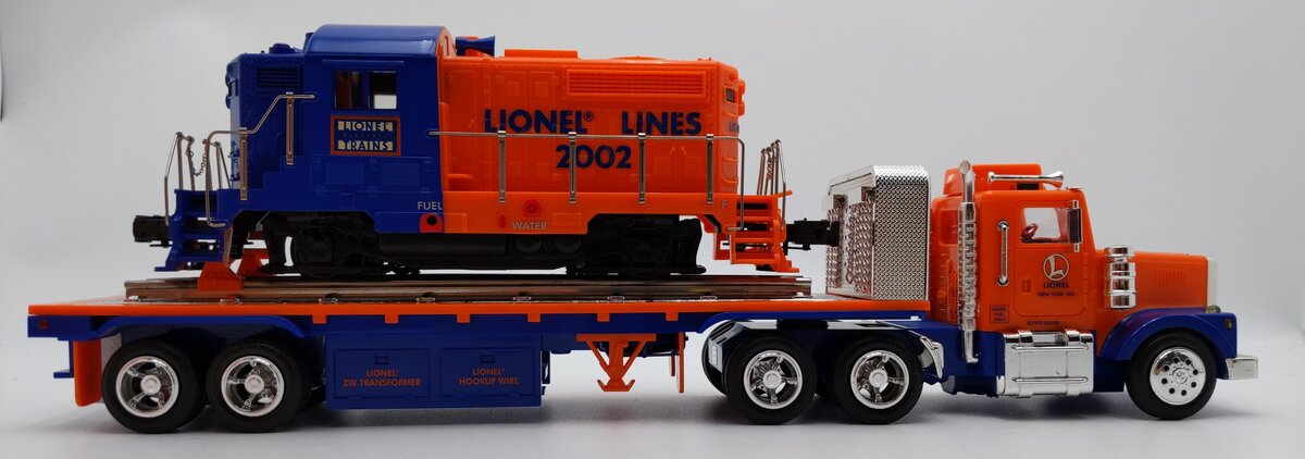 Lionel TMT-18416 LT-702 Lionel Lines Flatbed Toy Truck with Diesel Locomotive LN/Box