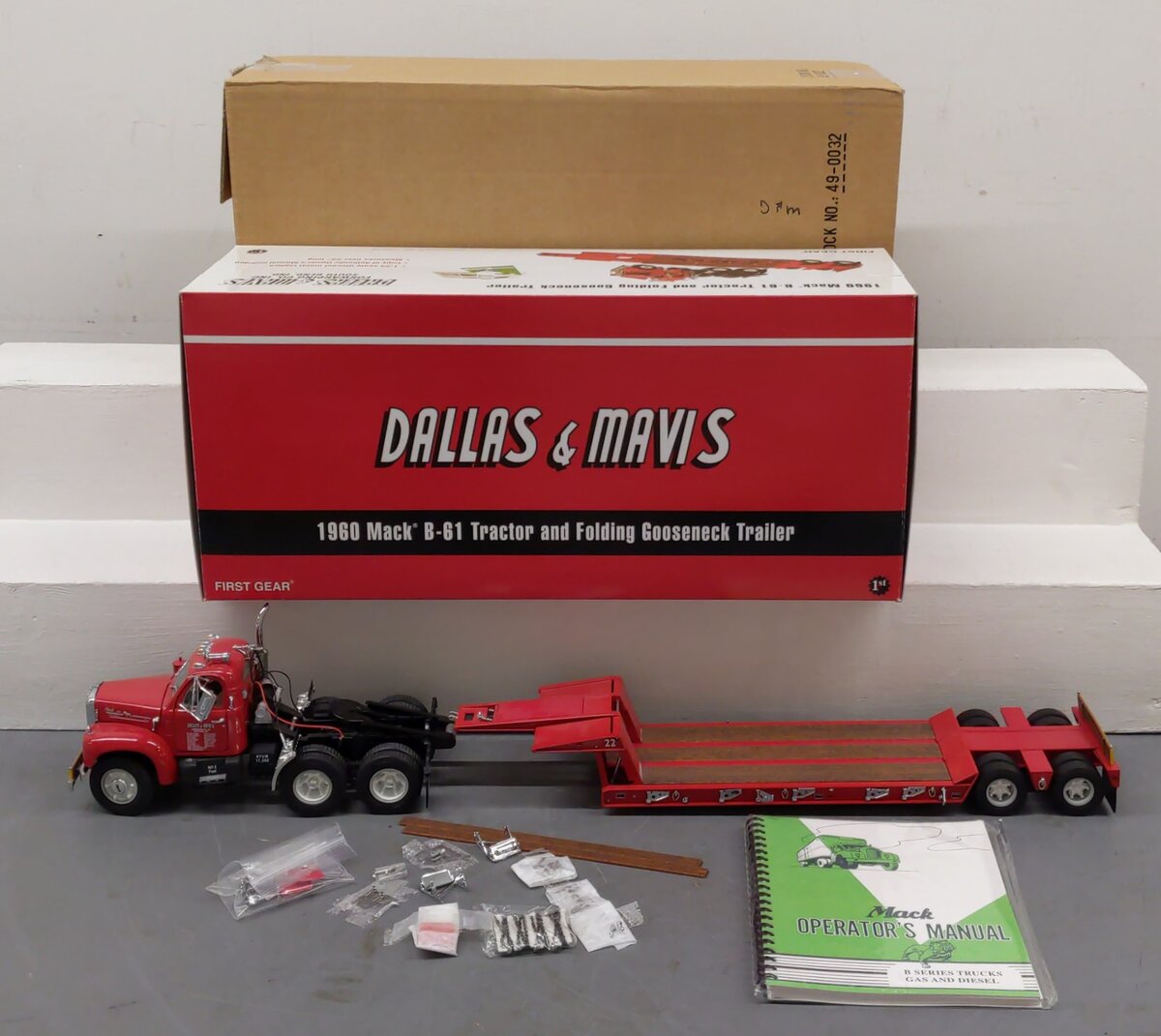 First Gear 1:25 Scale 1960 Mack B-61 w/Folding Gooseneck Trailer - Dallas Mavis LN/Box
