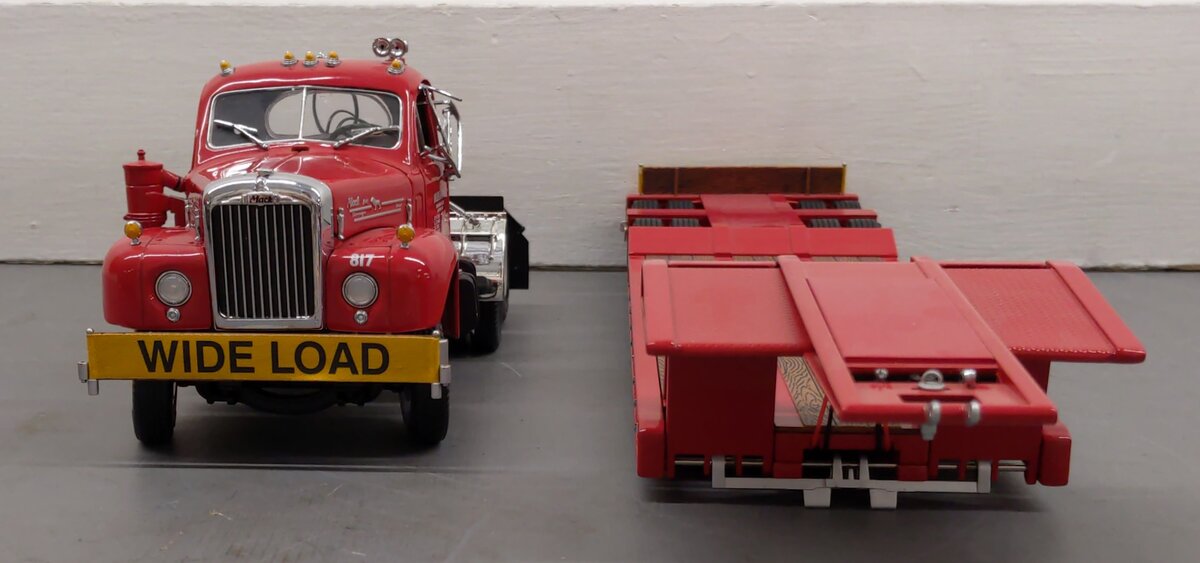 First Gear 1:25 Scale 1960 Mack B-61 w/Folding Gooseneck Trailer - Dallas Mavis LN/Box