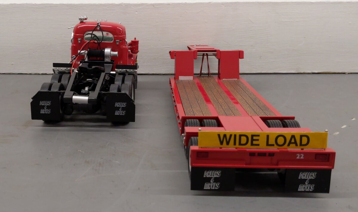 First Gear 1:25 Scale 1960 Mack B-61 w/Folding Gooseneck Trailer - Dallas Mavis LN/Box