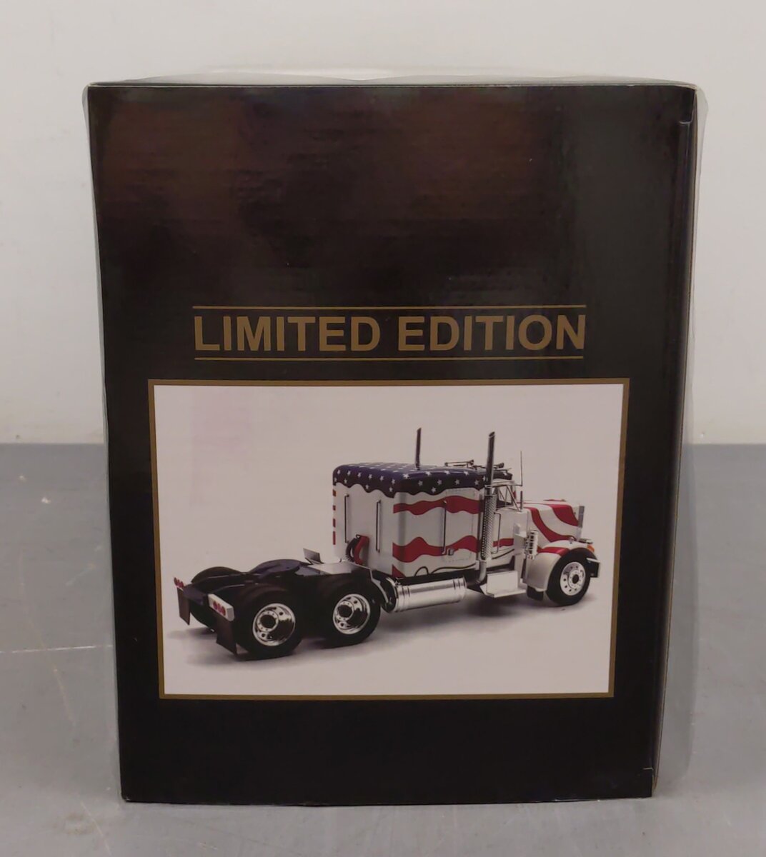 Road Kings 1:18 Scale Peterbilt 359 1967 Stars & Stripes (Red, White, and Blue) NIB