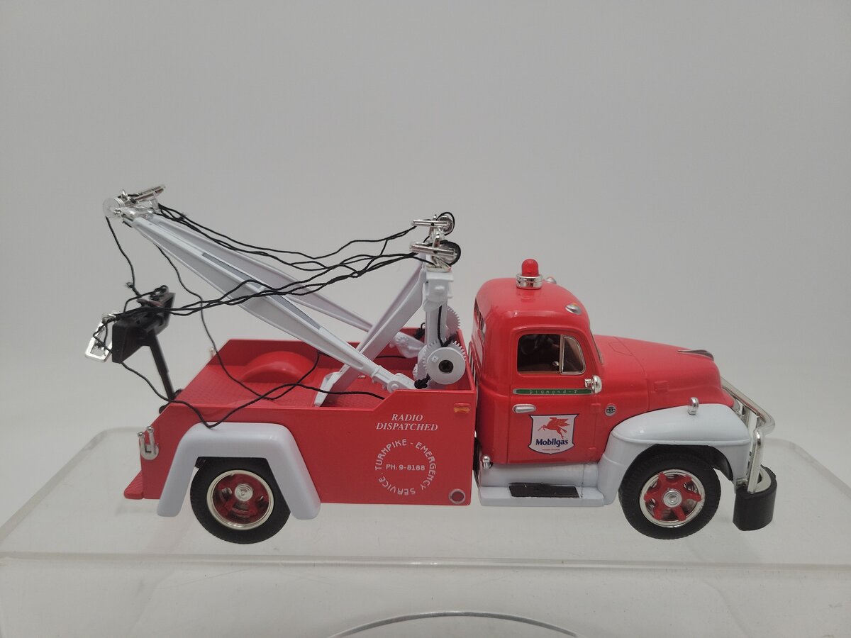 First Gear 18-1381 1:34 Scale Mobil Service 1957 International R-200 Tow Truck EX/Box