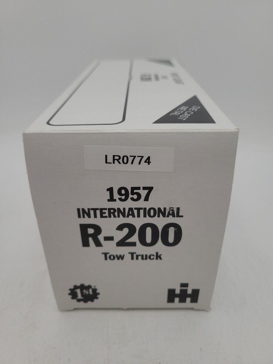 First Gear 18-1381 1:34 Scale Mobil Service 1957 International R-200 Tow Truck EX/Box