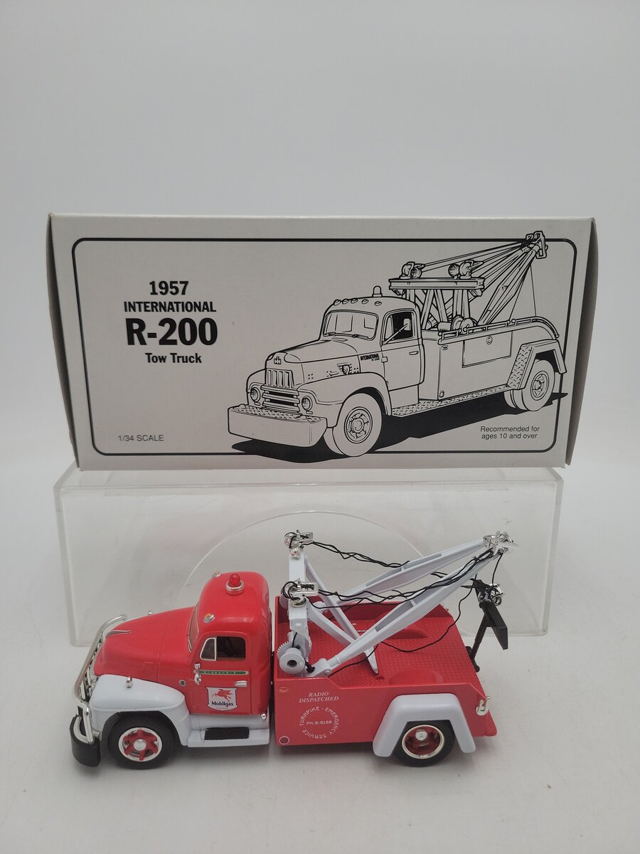 First Gear 18-1381 1:34 Scale Mobil Service 1957 International R-200 Tow Truck EX/Box