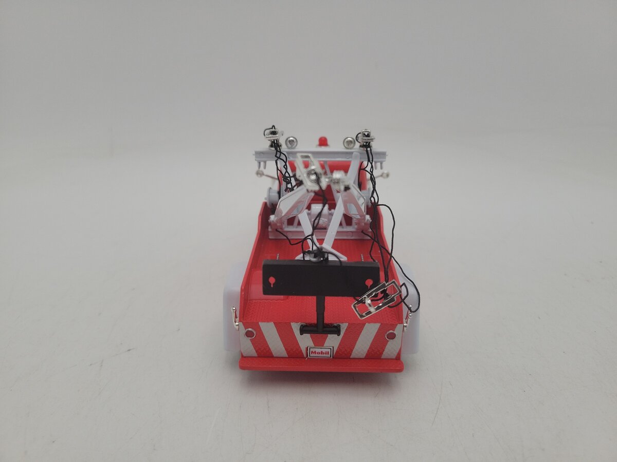 First Gear 18-1381 1:34 Scale Mobil Service 1957 International R-200 Tow Truck EX/Box
