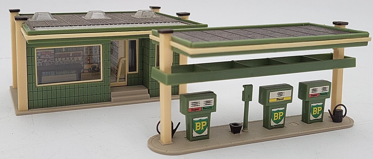 Vollmer HO Scale BP Gas Station Set: 25130, 25162 [2] EX
