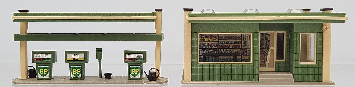 Vollmer HO Scale BP Gas Station Set: 25130, 25162 [2] EX