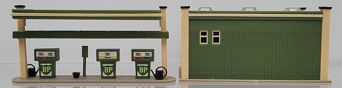 Vollmer HO Scale BP Gas Station Set: 25130, 25162 [2] EX