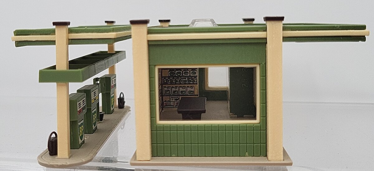 Vollmer HO Scale BP Gas Station Set: 25130, 25162 [2] EX
