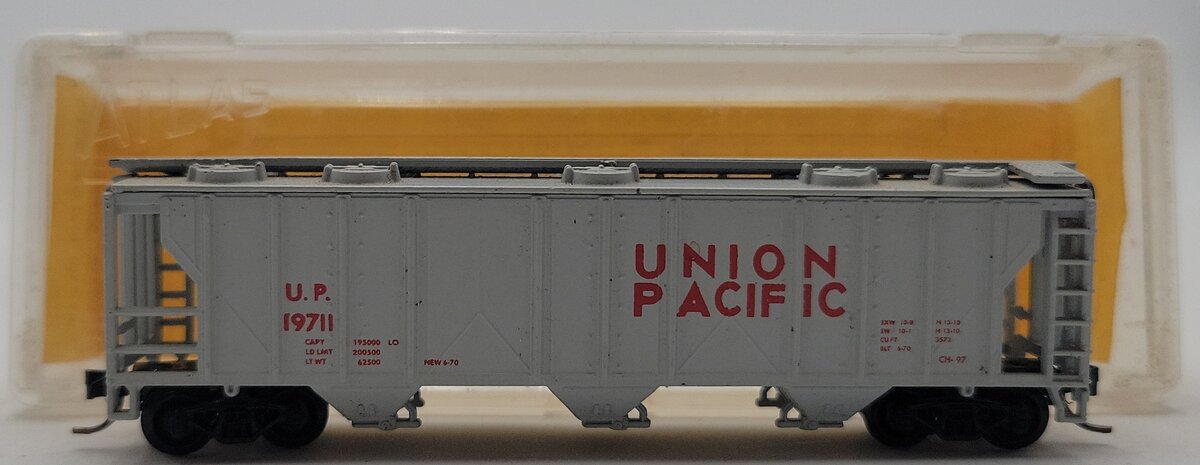 Atlas 3720 N Scale Union Pacific 3-Bay Covered Hopper #19711 EX/Box