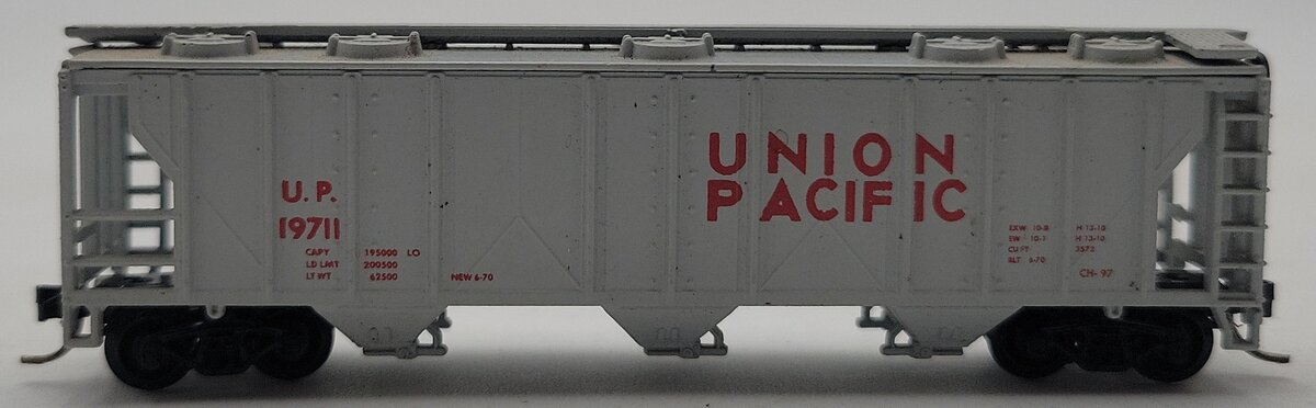 Atlas 3720 N Scale Union Pacific 3-Bay Covered Hopper #19711 EX/Box