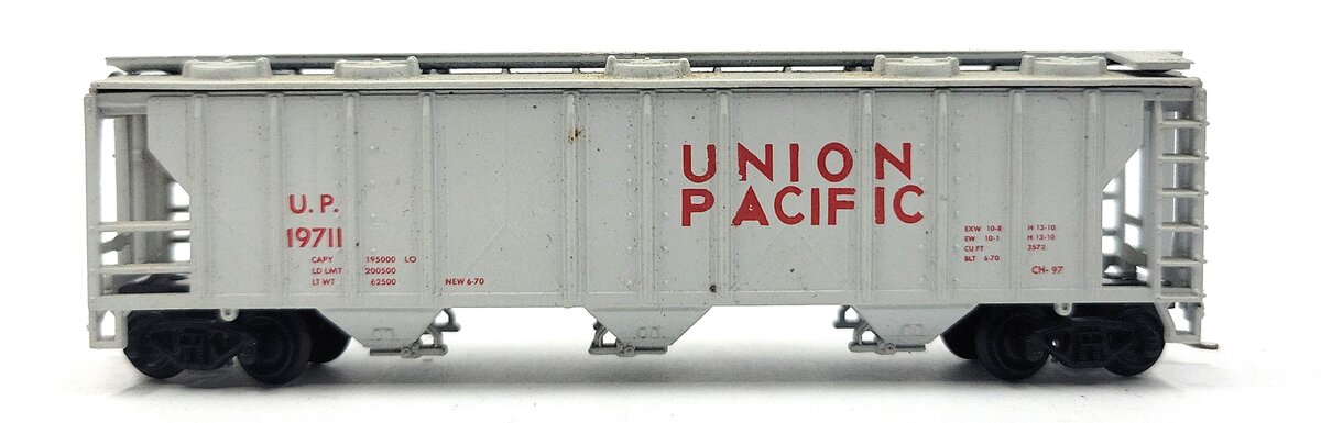 Atlas 3720 N Scale Union Pacific 3-Bay Covered Hopper #19711 EX/Box