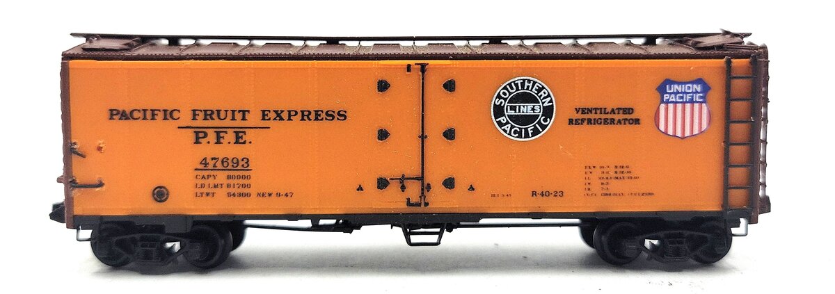 InterMountain 40501-11 HO PFE Double Herald Steel Sided Ice Bunker #47693 LN