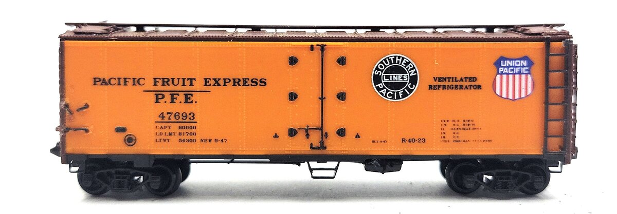 InterMountain 40501-11 HO PFE Double Herald Steel Sided Ice Bunker #47693 LN