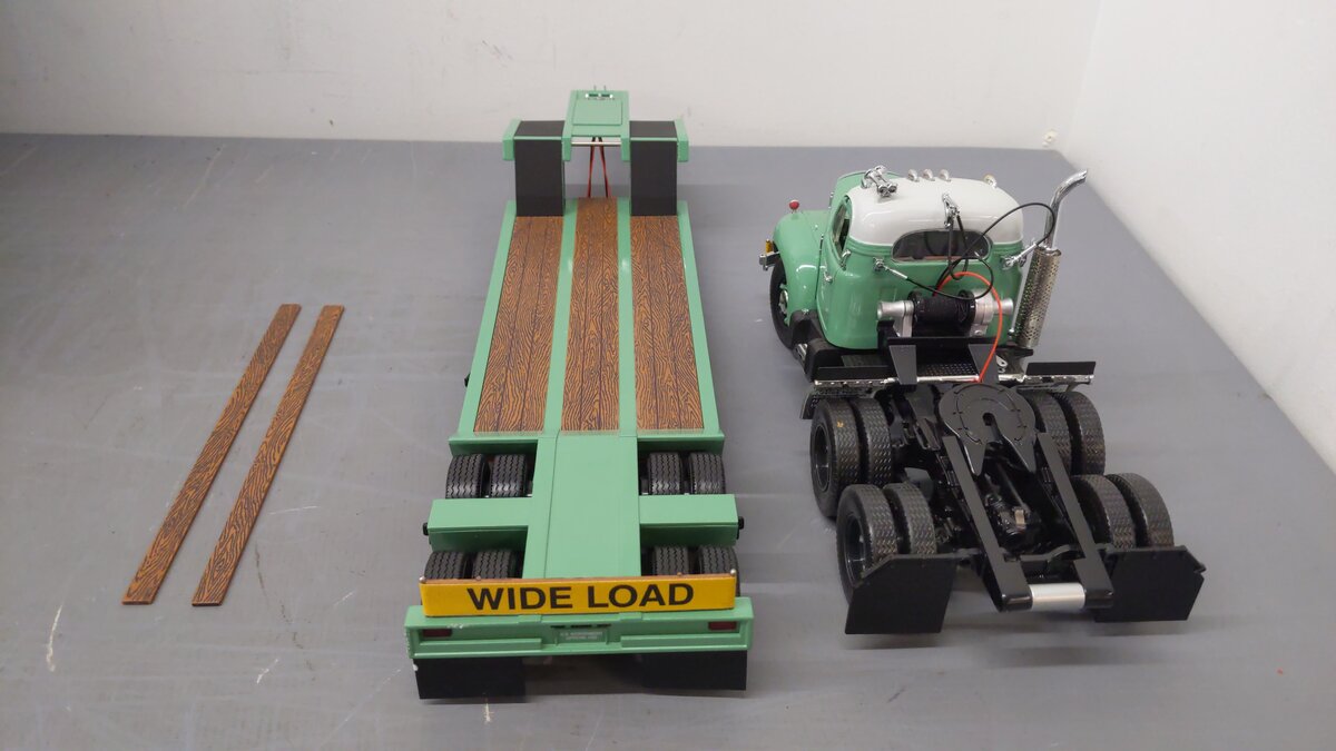 First Gear 49-0028 1:25 Mack B-Model w/Folding Gooseneck Trailer - Forestry LN/Box