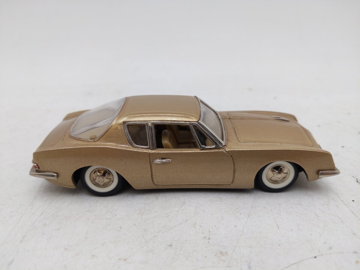 Collector's Classics 104532 1:43 1964 Studebaker Avanti EX/Box
