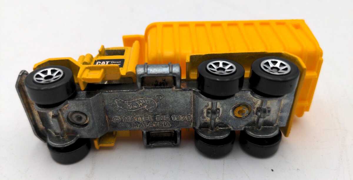 Hot Wheels 1998 Caterpillar Peterbilt Dump Truck VG