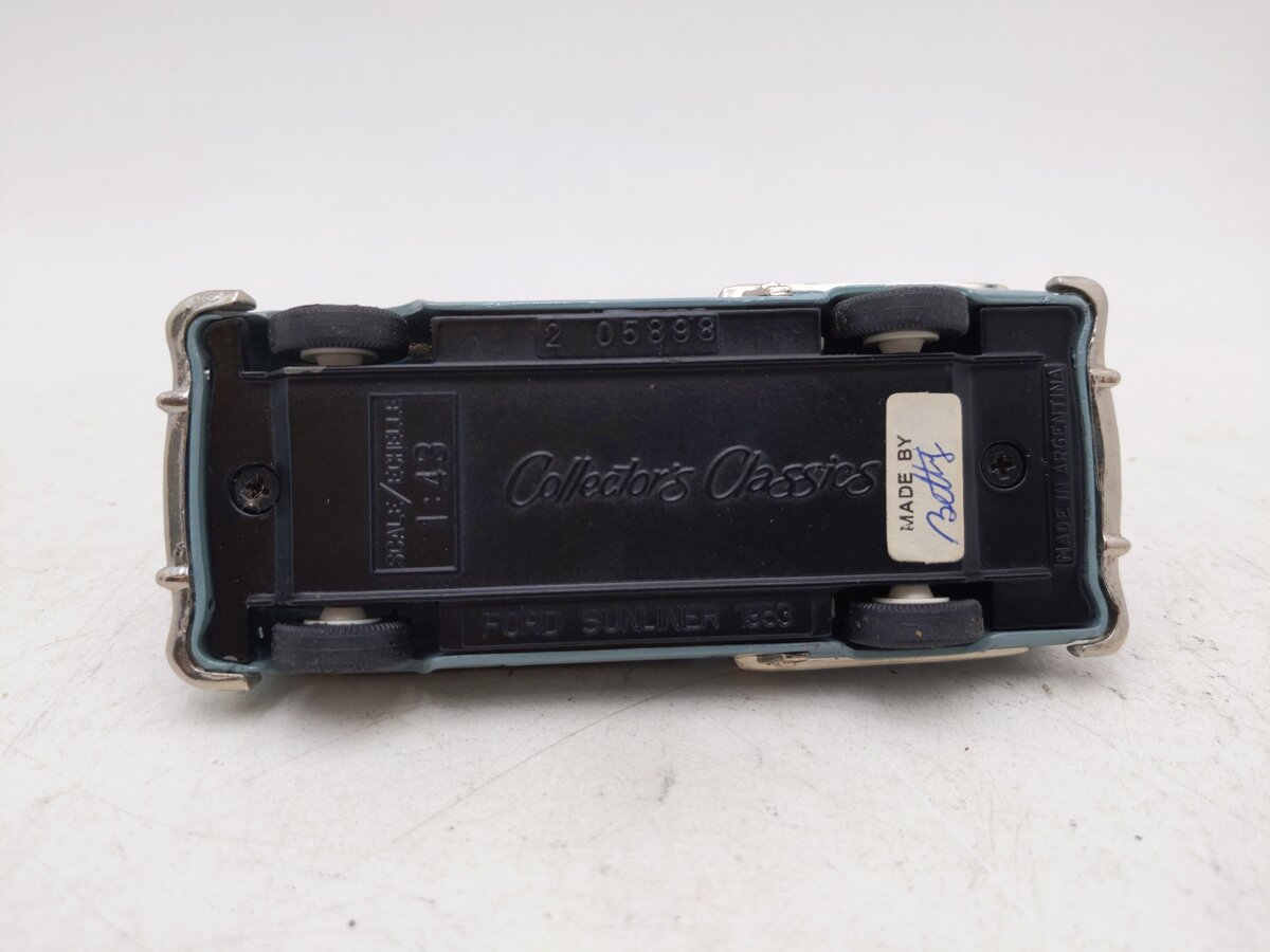 Collector's Classics 205898 1:43 1953 Ford Sunliner EX
